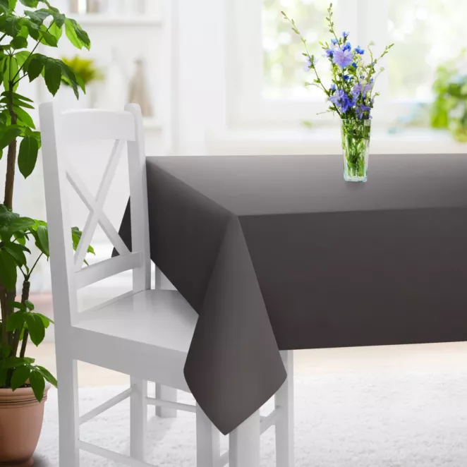 Obrus szyty grafitowy z gładkiej tkaniny zaciemniającej typu dimout wykończona obciążnikiem