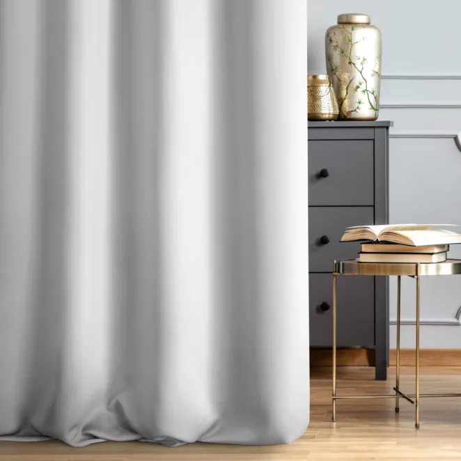 Zasłona szyta na taśmie fala biała z gładkiej tkaniny zaciemniającej typu dimout