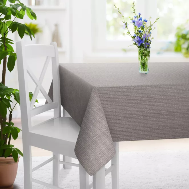 Obrus szyty jasnobrązowy z tkaniny z efektem melanżu wykończona obciążnikiem