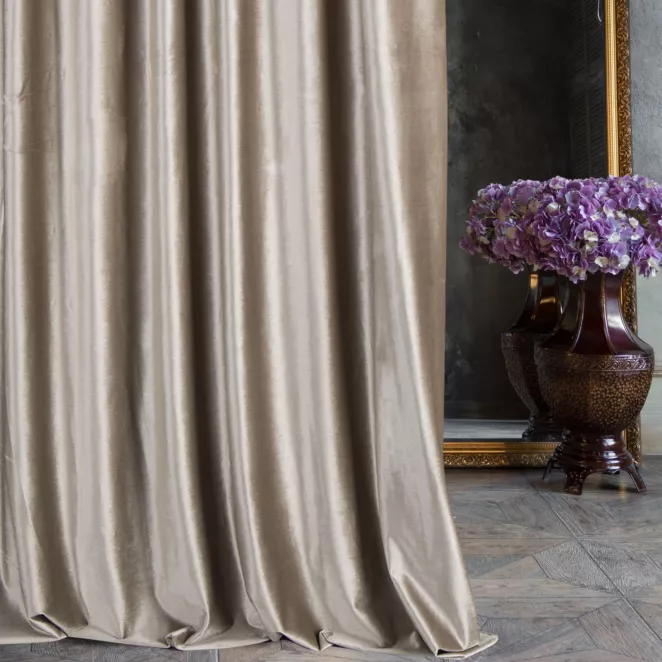 Zasłona szyta na taśmie fala ITALIA brązowa z tkaniny welwetowej o delikatnym połysku