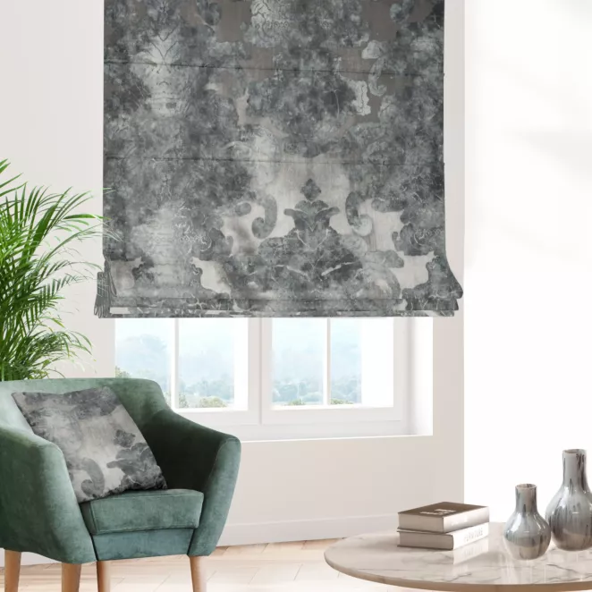 Roleta rzymska srebrno niebieska z miękkiej, welwetowej tkaniny w duży wzór ornamentowy Italissima Eva Minge