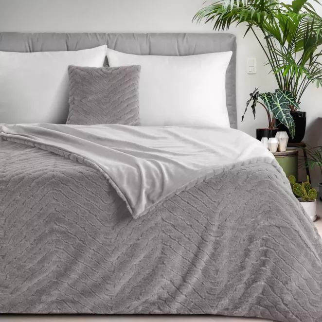 Koc 150x200 cm srebrny, z futrzanej tkaniny zdobiona wytłaczanym efektem 3D KATE Eurofirany