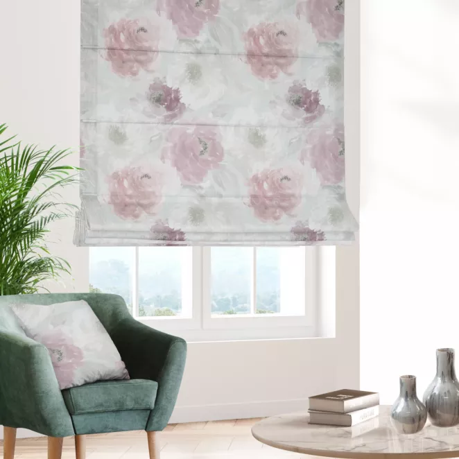 Roleta rzymska jasnokremowo pudrowa z tkaniny o naturalnym splocie z kwiatowym nadrukiem