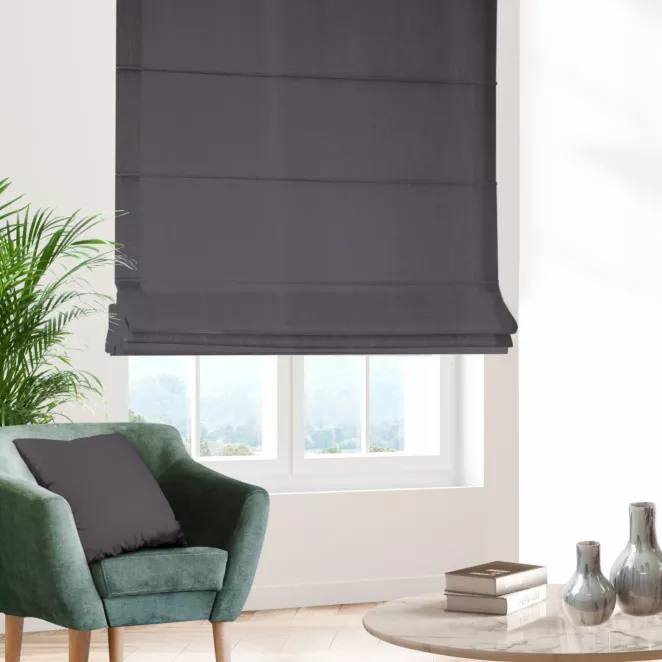 Roleta rzymska ciemnografitowa z gładkiej tkaniny zaciemniającej typu dimout wykończona obciążnikiem