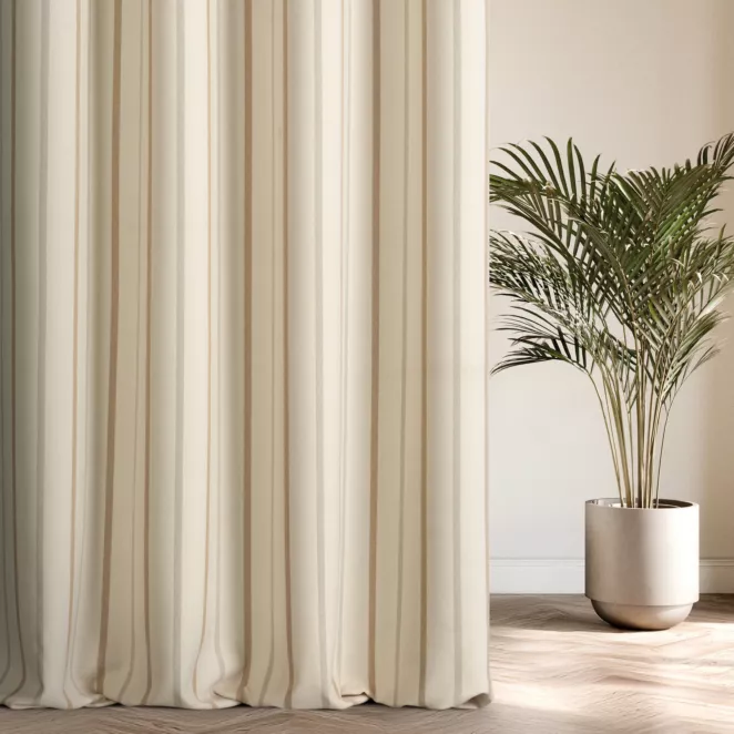 Zasłona szyta na taśmie fala jasnobeżowa z tkaniny o jodełkowym splocie z wzorem w pasy