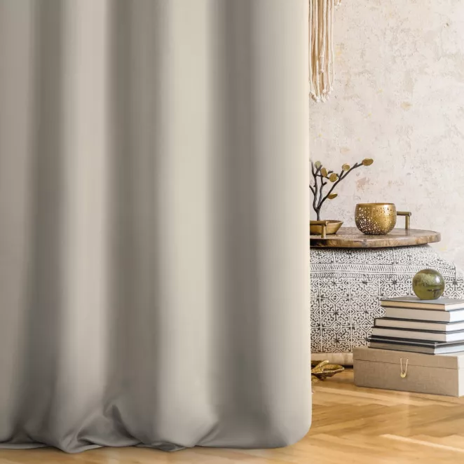 Zasłona szyta na taśmie fala jasnobeżowa z gładkiej tkaniny zaciemniającej typu dimout