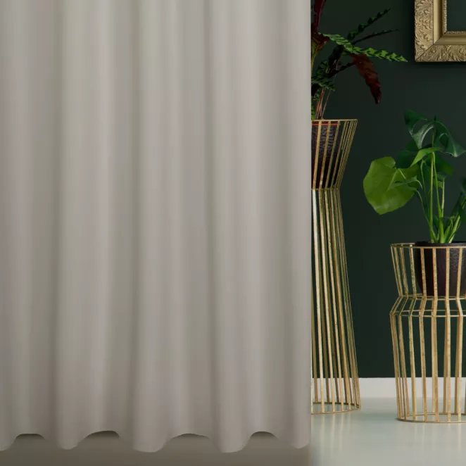 Zasłona szyta na taśmie fala jasnobeżowa z gładkiej tkaniny zaciemniającej typu dimout wykończona obciążnikiem