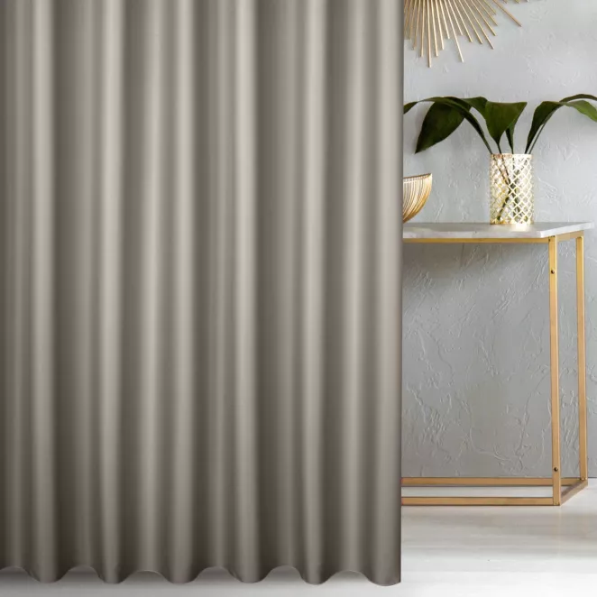 Zasłona szyta na taśmie fala beżowa z gładkiej tkaniny zaciemniającej typu dimout wykończona obciążnikiem