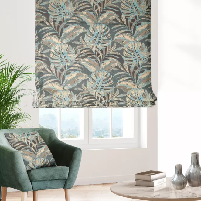 Roleta rzymska popielato miętowa z eleganckiej tkaniny w ciekawy, botaniczny wzór