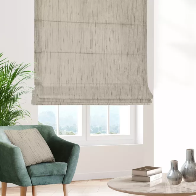 Roleta rzymska jasnobeżowa z tkaniny welwetowej w pionowe prążki, wykończona obciążnikiem