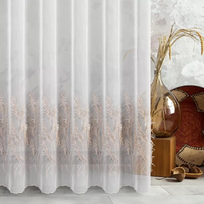 Firana szyta na taśmie fala biała z tkaniny z efektem deszczyku, zdobionej roślinnym, frędzlowym haftem