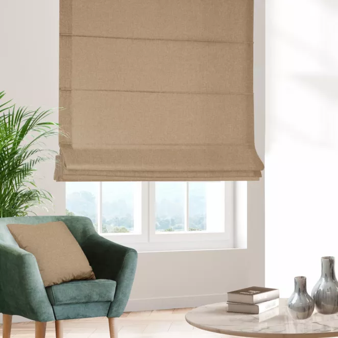 Roleta rzymska jasnobrązowa z tkaniny o naturalnym splocie w stylu eko