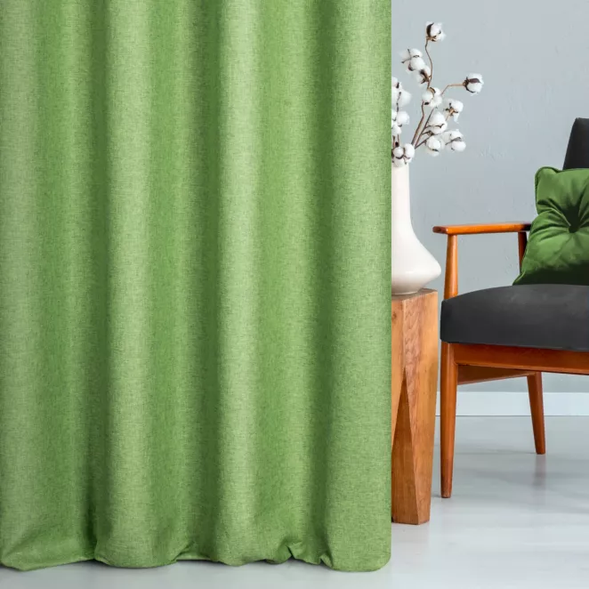 Zasłona szyta na flexach jasnozielona z tkaniny trudnopalnej, zaciemniającej, typu blackout z efektem melanżu