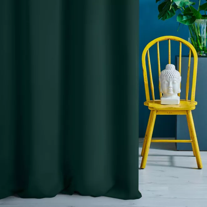 Zasłona szyta na taśmie 8 cm ciemnozielona z gładkiej zaciemniającej tkaniny typu dimout