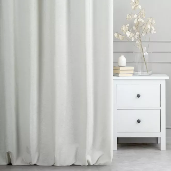 Zasłona szyta na taśmie fala TEXTURE 2 kremowo srebrna z miękkiej tkaniny szenilowej z błyszczącym nadrukiem