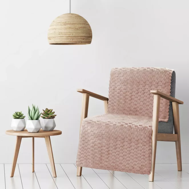 Narzuta na fotel-koc 70x160 cm pudrowy miękka i miła w dotyku z wytłaczanym wzorem 3D CINDY 6 DESIGN 91 Eurofirany