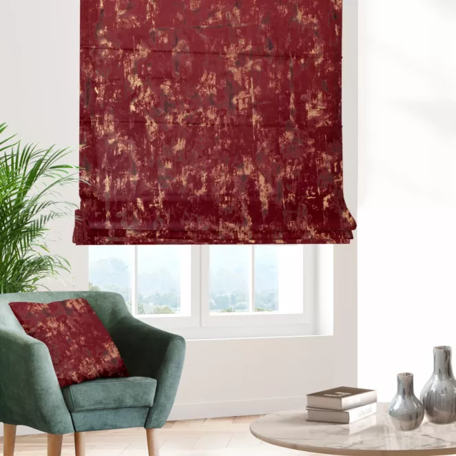 Roleta rzymska bordowo złocista z tkaniny welwetowej zdobionej połyskującym drukiem