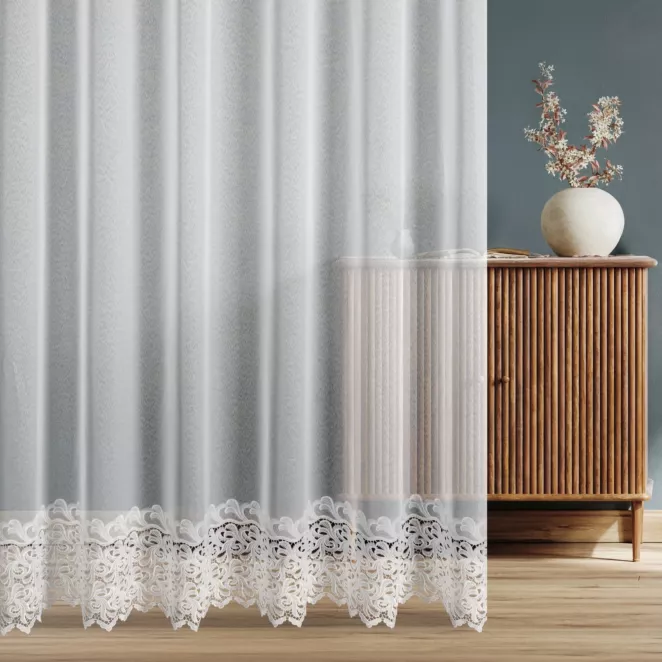 Firana szyta na tunelu biała z matowej markizety ozdobionej fantazyjną aplikacją