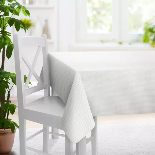 Obrus szyty FLAVIO kremowo szampański z dwustronnej tkaniny, deseń w krateczkę z dodatkiem srebrnej nici