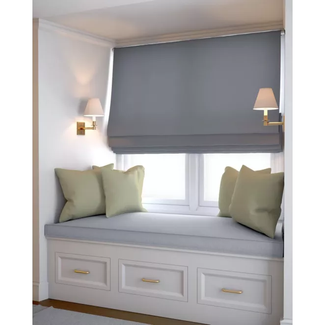 Roleta rzymska jasnoszara z gładkiej tkaniny typu dimout