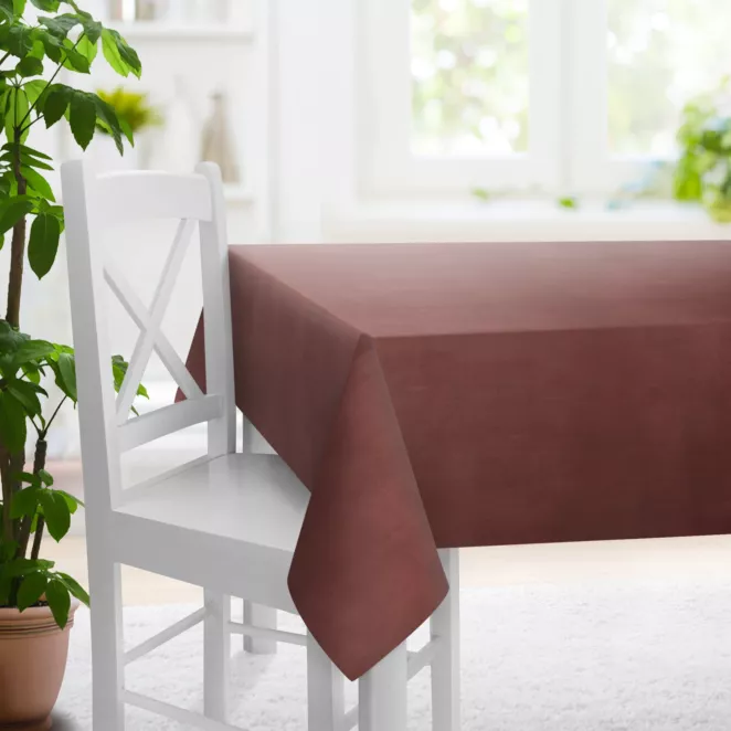 Obrus szyty ciemnoróżowy z miękkiej tkaniny welwetowej