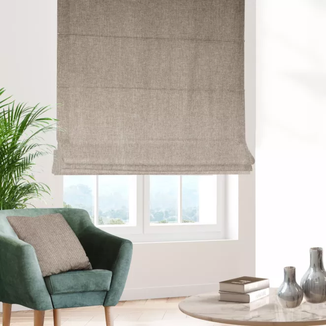 Roleta rzymska jasnobrązowo beżowa z matowej tkaniny o grubym splocie z efektem melanżu