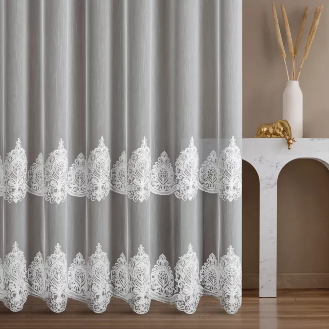 Firana szyta na taśmie 5 cm biała z tkaniny typu aden z efektem delikatnego deszczyku, zdobionej haftem łańcuszkowym we wzór ornamentowy