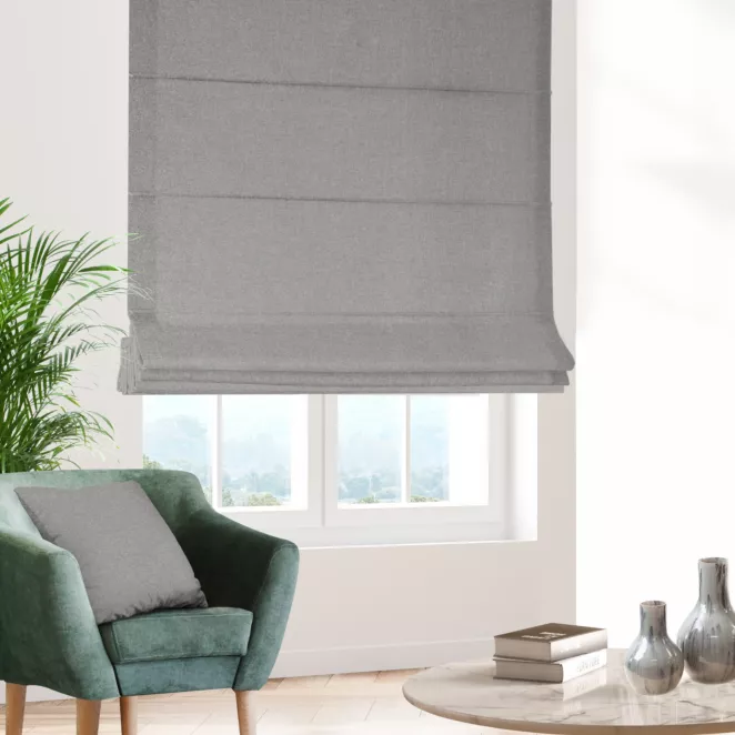 Roleta rzymska szara o naturalnym charakterze, z widocznym, ozdobnym splotem