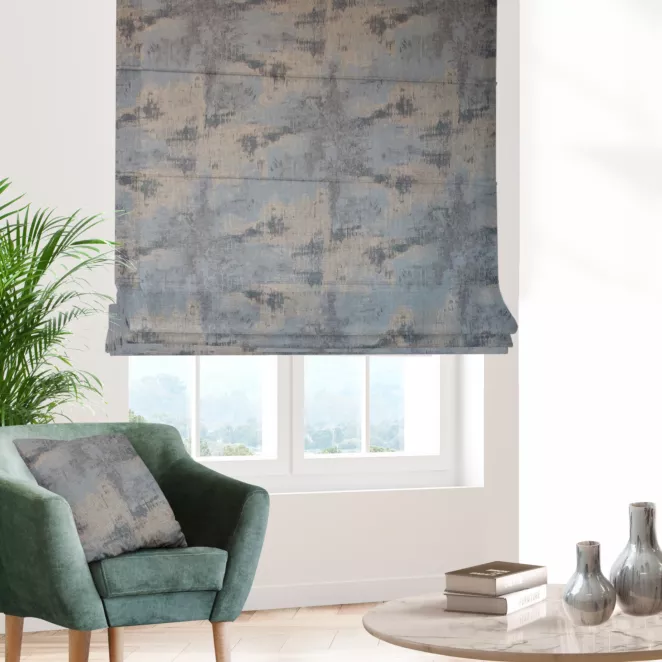 Roleta rzymska popielato złocista z miękkiej, welwetowej tkaniny z nieregularnym wzorem i błyszczącym nadrukiem