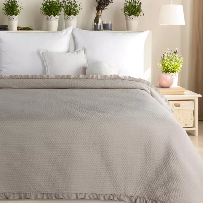 Narzuta ciemnobeżowa pikowana metodą hot press z ozdobną falbanką 170x210 cm FALBANKA Design 91  Eurofirany