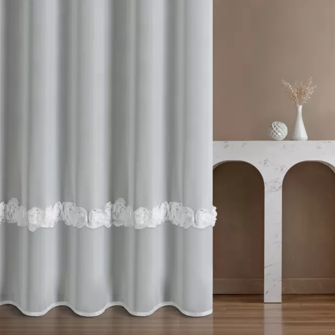 Firana szyta na taśmie fala biała z szyfonowej tkaniny z pasem ozdobnych róż