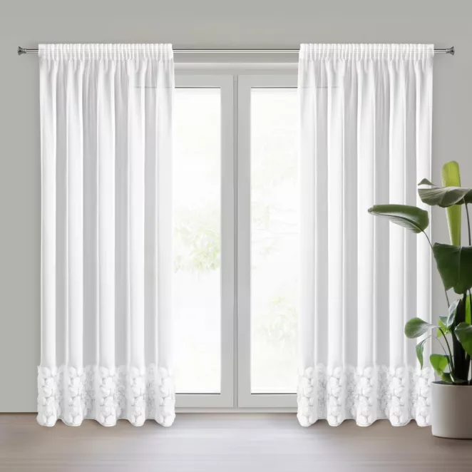 Firana z siateczki biała zdobiona pasem aplikacji róż 3D 140x270 cm taśma ROSES Eva Minge Eurofirany