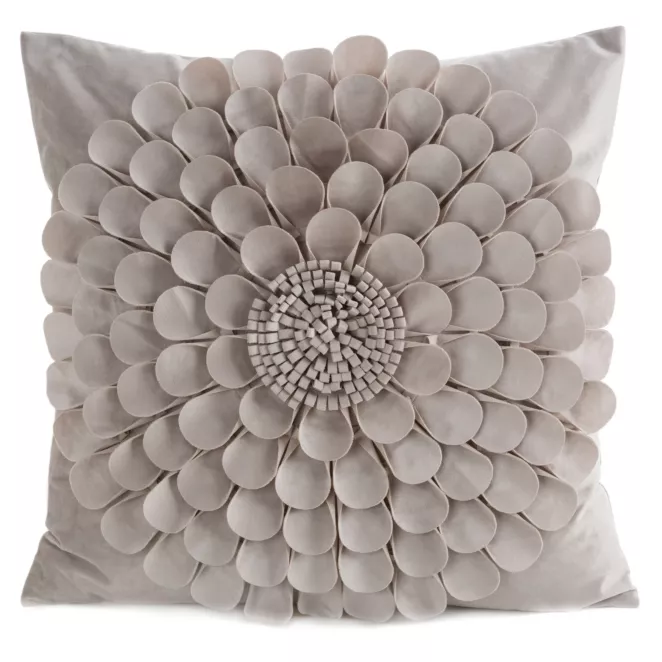 Poszewka na poduszkę 45 x 45 cm z welwetu kolor beżowy zdobiona kwiatem 3D FLORES 2 Eurofirany
