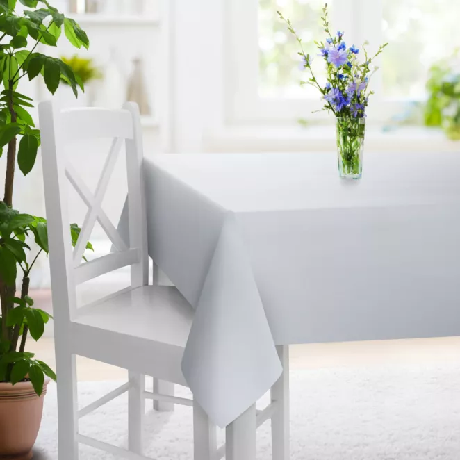 Obrus szyty biały z miękkiej tkaniny o welurowej strukturze i wyraźnym splocie