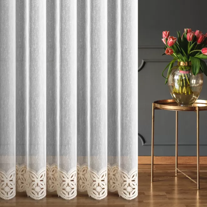 Firana szyta na taśmie fala naturalno beżowa z cienkiej matowej tkaniny z efektem deszczyku zdobionej kordonkową aplikacją