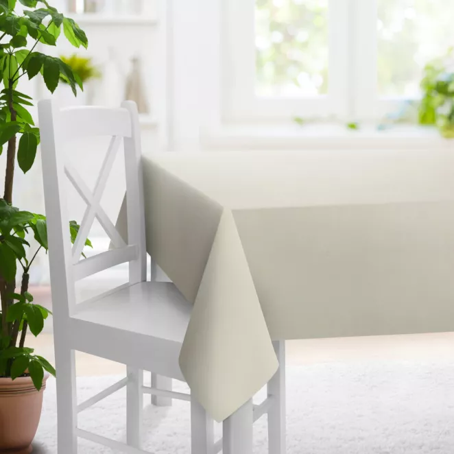 Obrus szyty beżowo ciemnobeżowy z gładkiej tkaniny zaciemniającej typu dimout