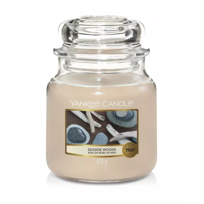 Średnia świeca zapachowa w szklanym słoiku z pokrywką YANKEE CANDLE o zapachu  Seaside Woods