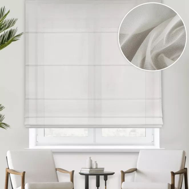 Roleta rzymska kremowa z połyskującej tkaniny o charakterystycznym jodełkowym wzorze, wykończona obciążnikiem