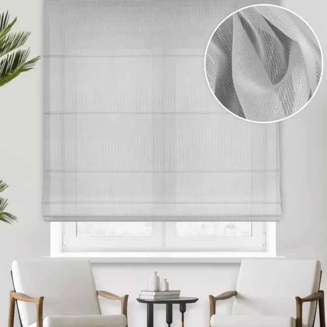 Roleta rzymska biała z półprzeźroczystej tkaniny z efektem deszczyku, wykończona obciążnikiem