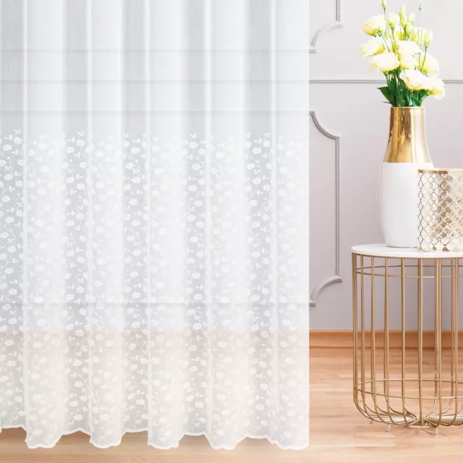 Firana szyta na taśmie fala biała z tkaniny typu batyst zdobionej roślinnym haftem