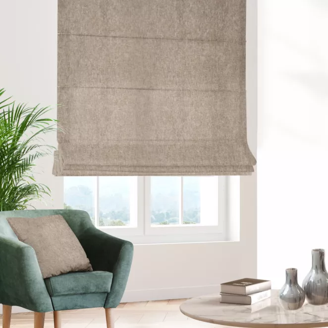Roleta rzymska beżowa z tkaniny o szenilowej strukturze