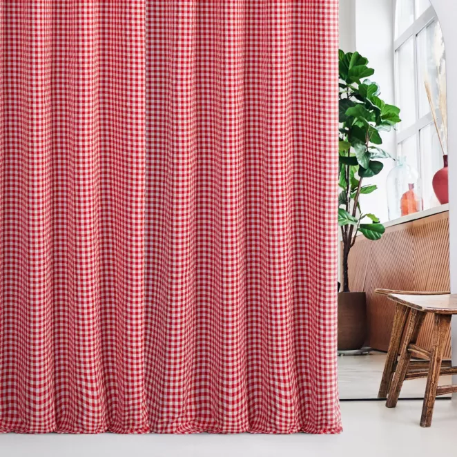 Zasłona szyta na flexach czerwono biała z delikatnej tkaniny w kratkę