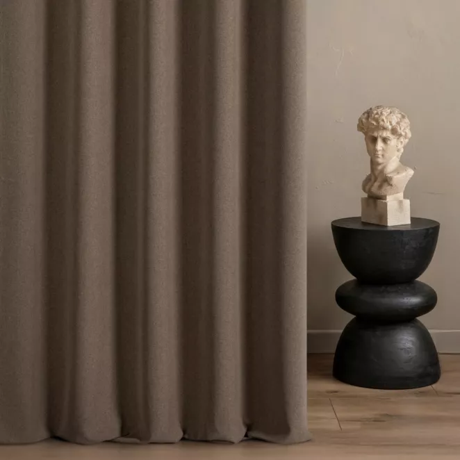 Zasłona szyta na taśmie fala brązowa z gładkiej jednokolorowej tkaniny o jodełkowym splocie