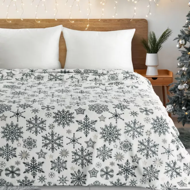 Koc świąteczny 150x200 cm biało, granatowy zdobiony nadrukiem śnieżynek Eurofirany
