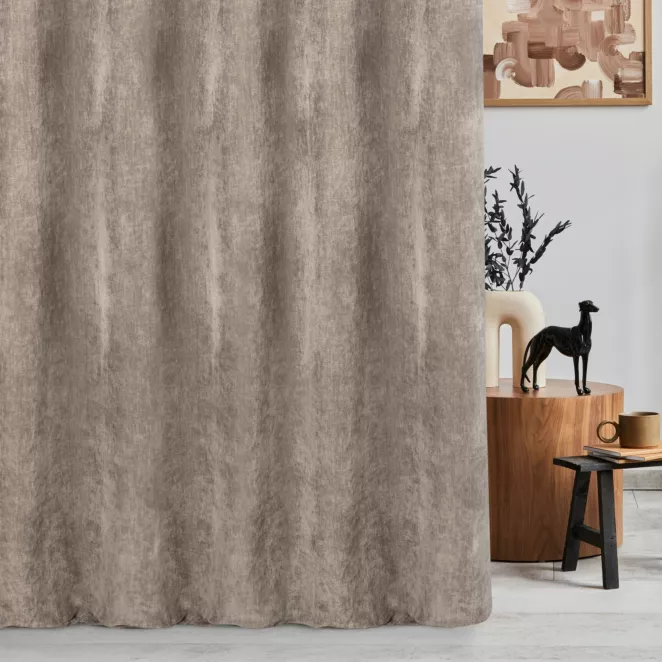 Zasłona szyta na taśmie fala beżowa z tkaniny o szenilowej strukturze