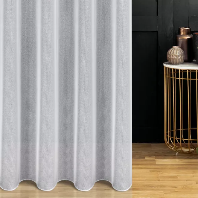 Firana szyta na taśmie fala biała z miękkiej matowej tkaniny o strukturze siatki, wykończona obciążnikiem, odporna na zaciągnięcia