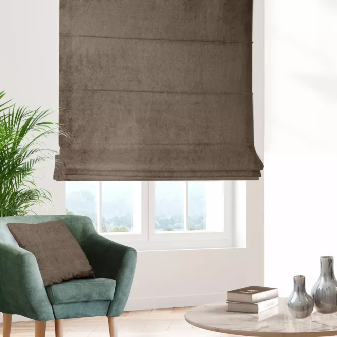 Roleta rzymska brązowa z miękkiej półmatowej tkaniny welwetowej