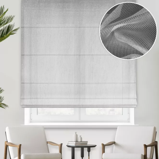 Roleta rzymska biało srebrna z tkaniny o strukturze siatki przetykanej nicią metaliczną, wykończona obciążnikiem Italissima Eva Minge