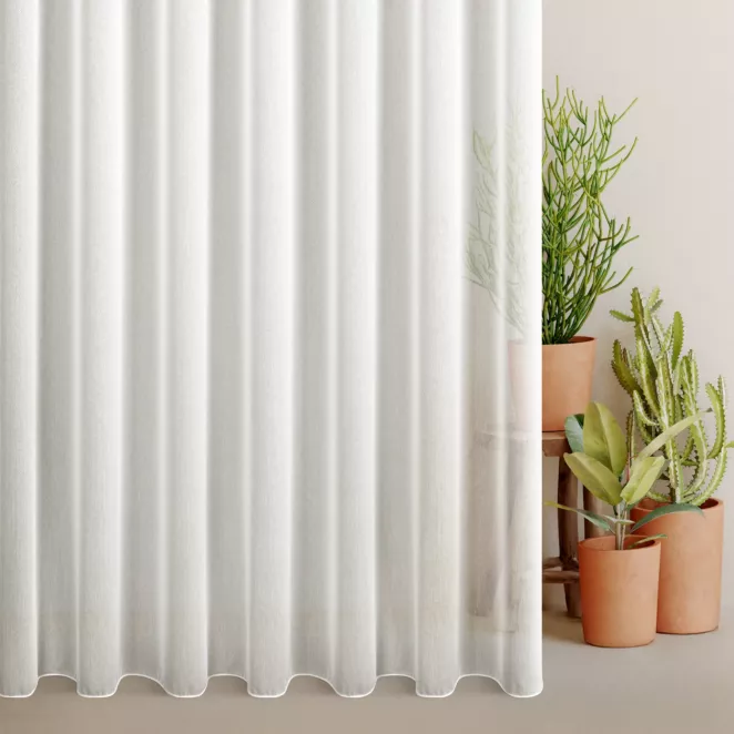 Firana szyta na taśmie fala naturalna z tkaniny o charakterystycznym wzorze jodełki, wykończona obciążnikiem