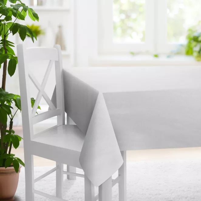 Obrus szyty biało srebrny z gładkiej tkaniny przeplatanej błyszczącą lureksową nicią